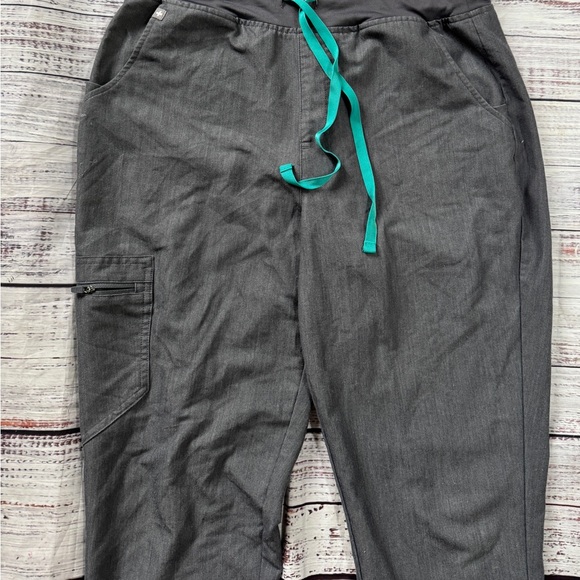FIGS Scrub Set – Catarina Top + Joggers | Women’s Medium Graphite Gray - Picture 13 of 14